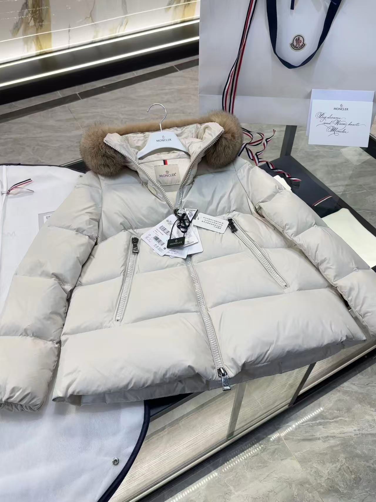Moncler  モンクレール ダウンジャケット
