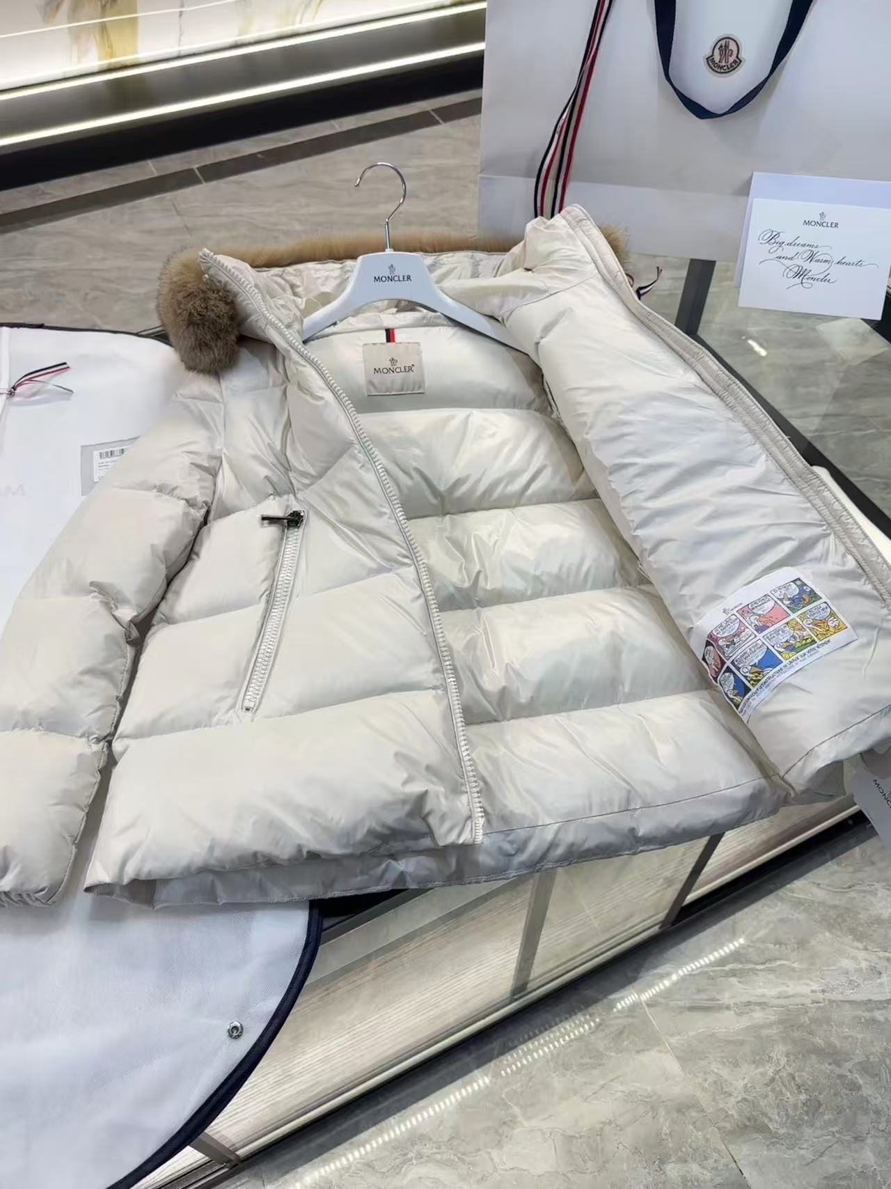 Moncler  モンクレール ダウンジャケット