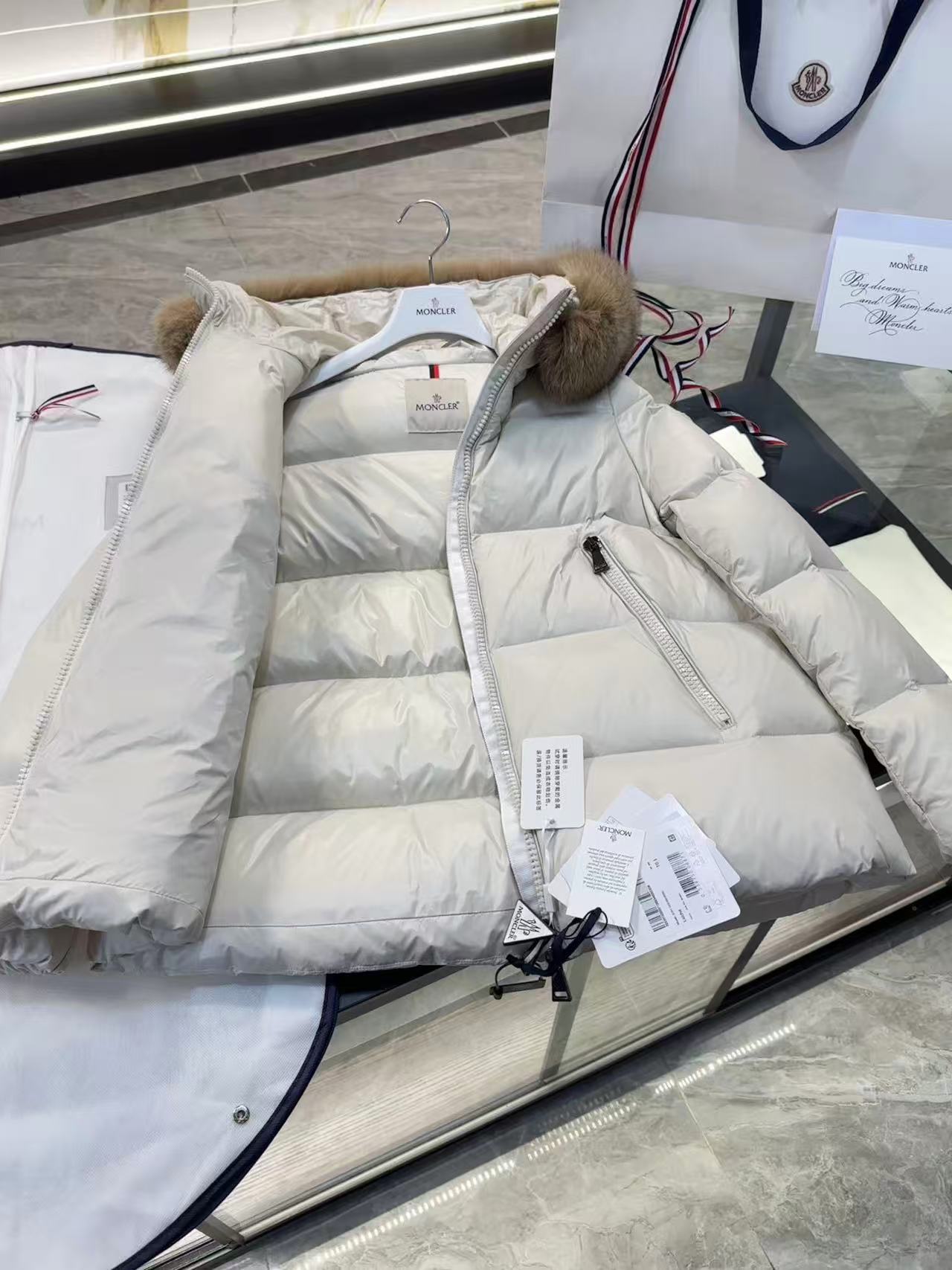 Moncler  モンクレール ダウンジャケット