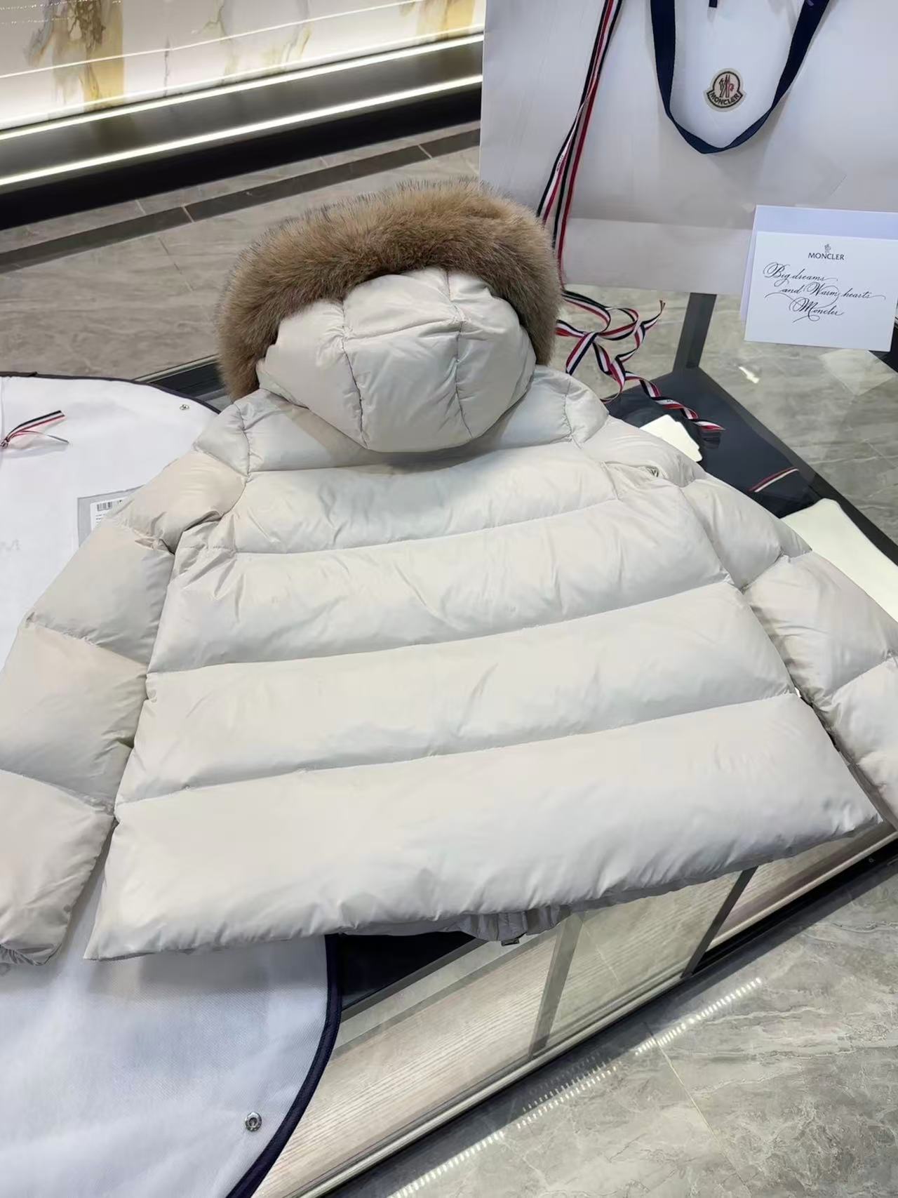 Moncler  モンクレール ダウンジャケット