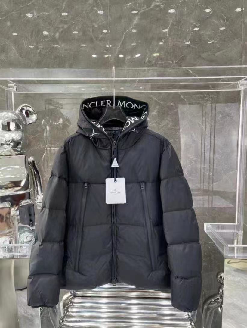Moncler  モンクレール ダウンジャケット