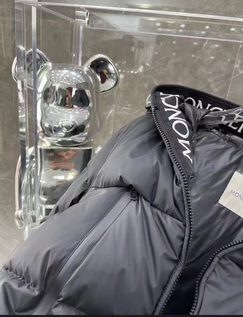 Moncler  モンクレール ダウンジャケット