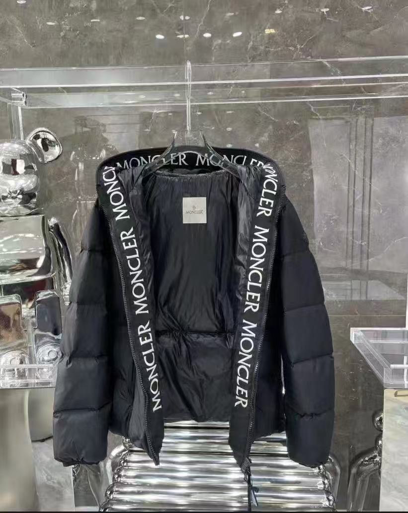 Moncler  モンクレール ダウンジャケット