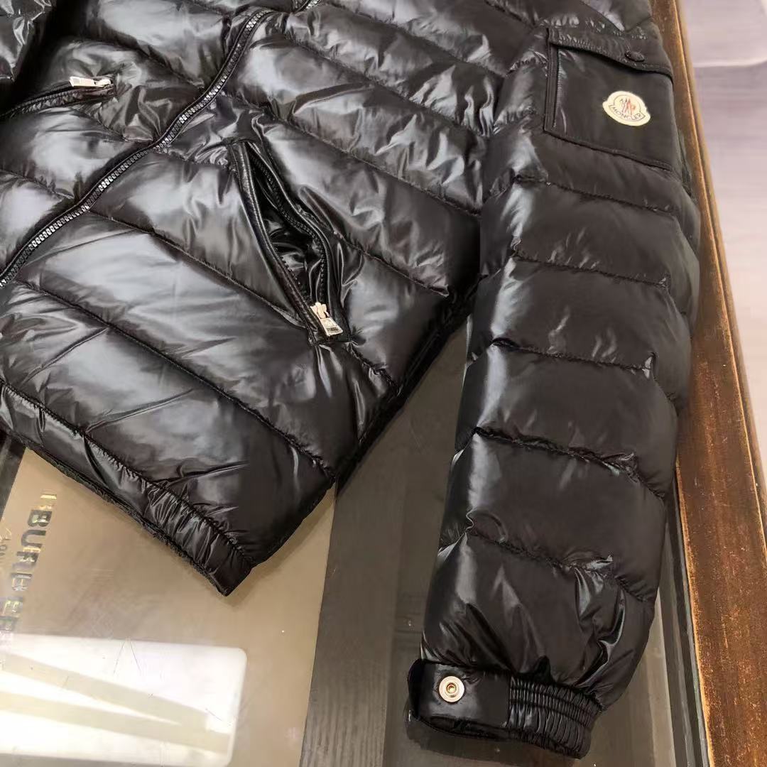Moncler  モンクレール ダウンジャケット