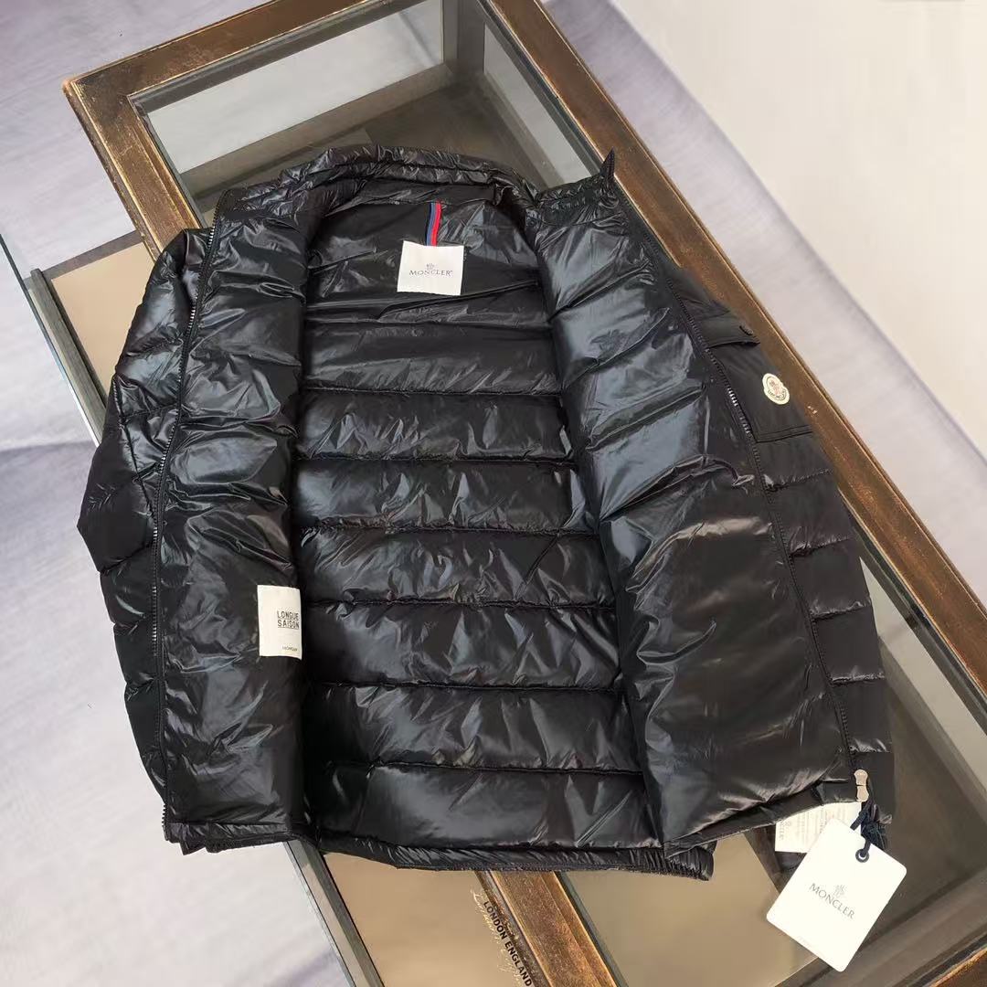 Moncler  モンクレール ダウンジャケット