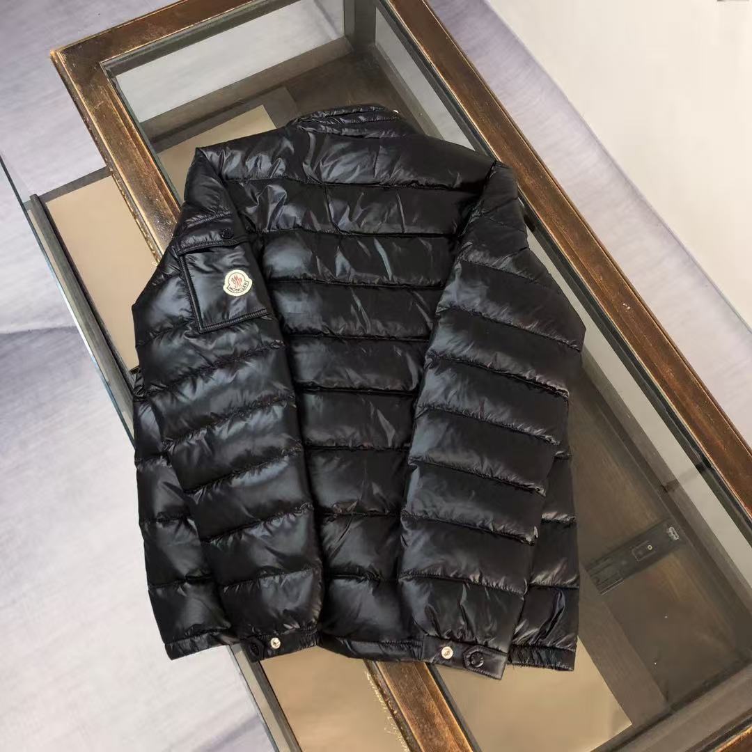 Moncler  モンクレール ダウンジャケット