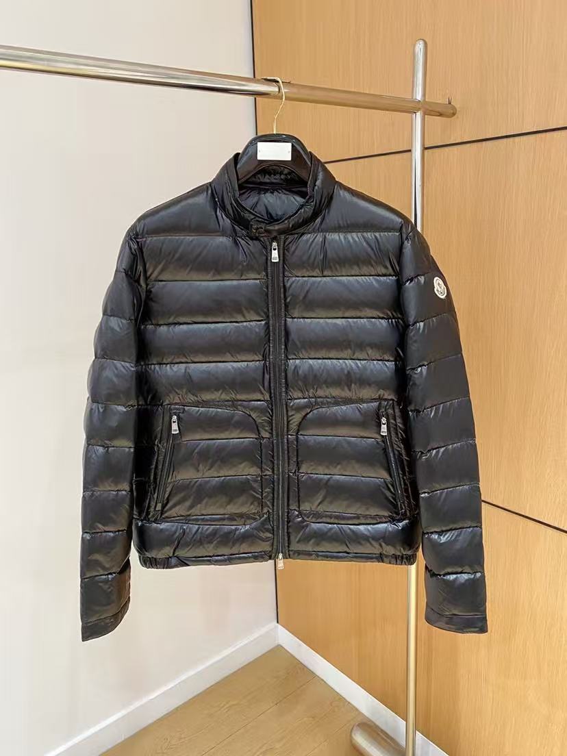 Moncler  モンクレール ダウンジャケット
