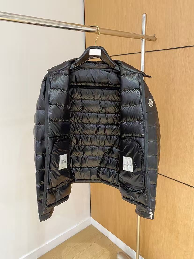 Moncler  モンクレール ダウンジャケット