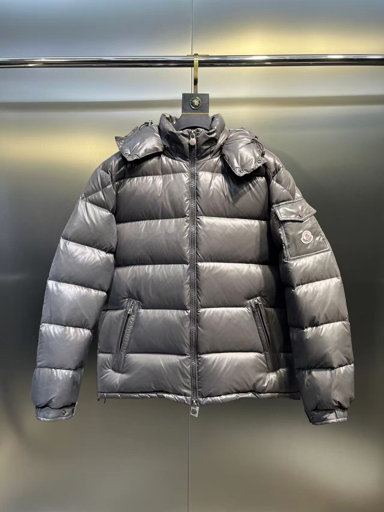 Moncler  モンクレール ダウンジャケット