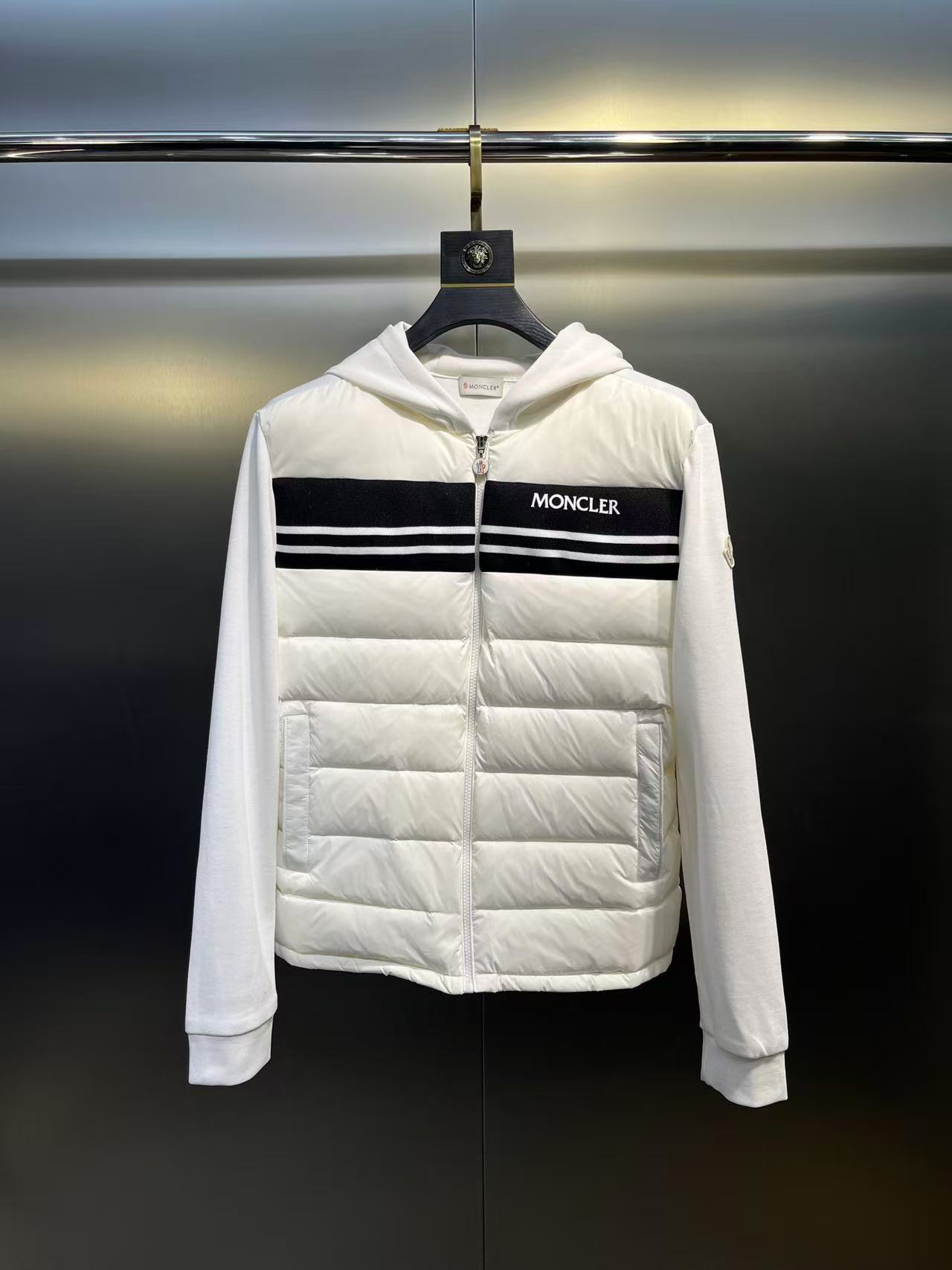 Moncler  モンクレール ダウンジャケット