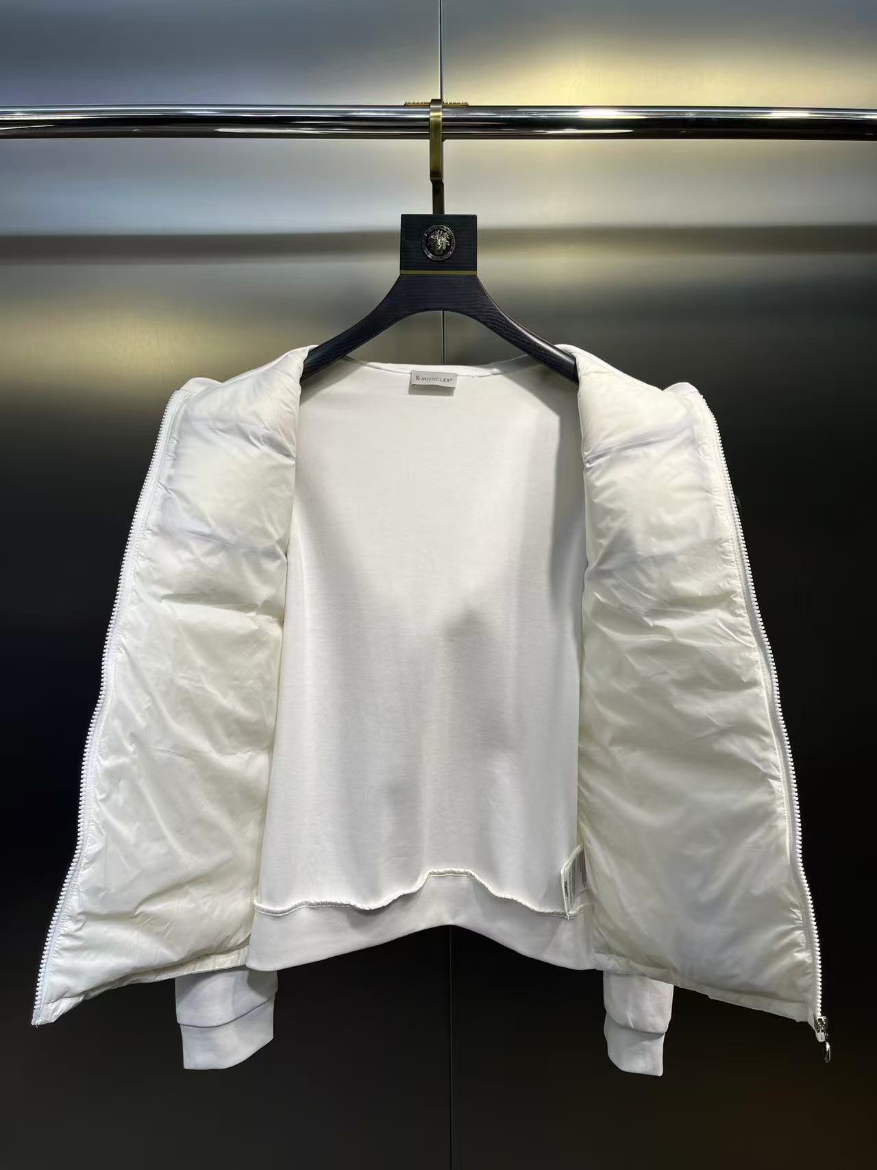 Moncler  モンクレール ダウンジャケット