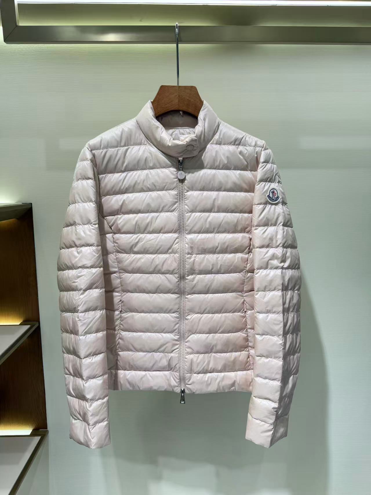 Moncler  モンクレール ダウンジャケット