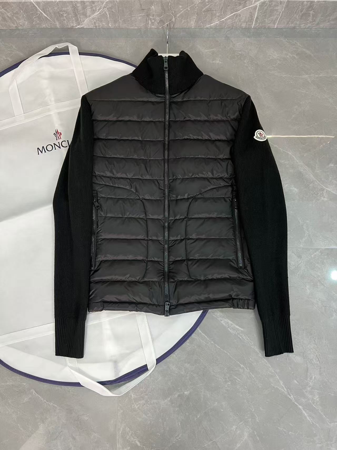 Moncler  モンクレール ダウンジャケット