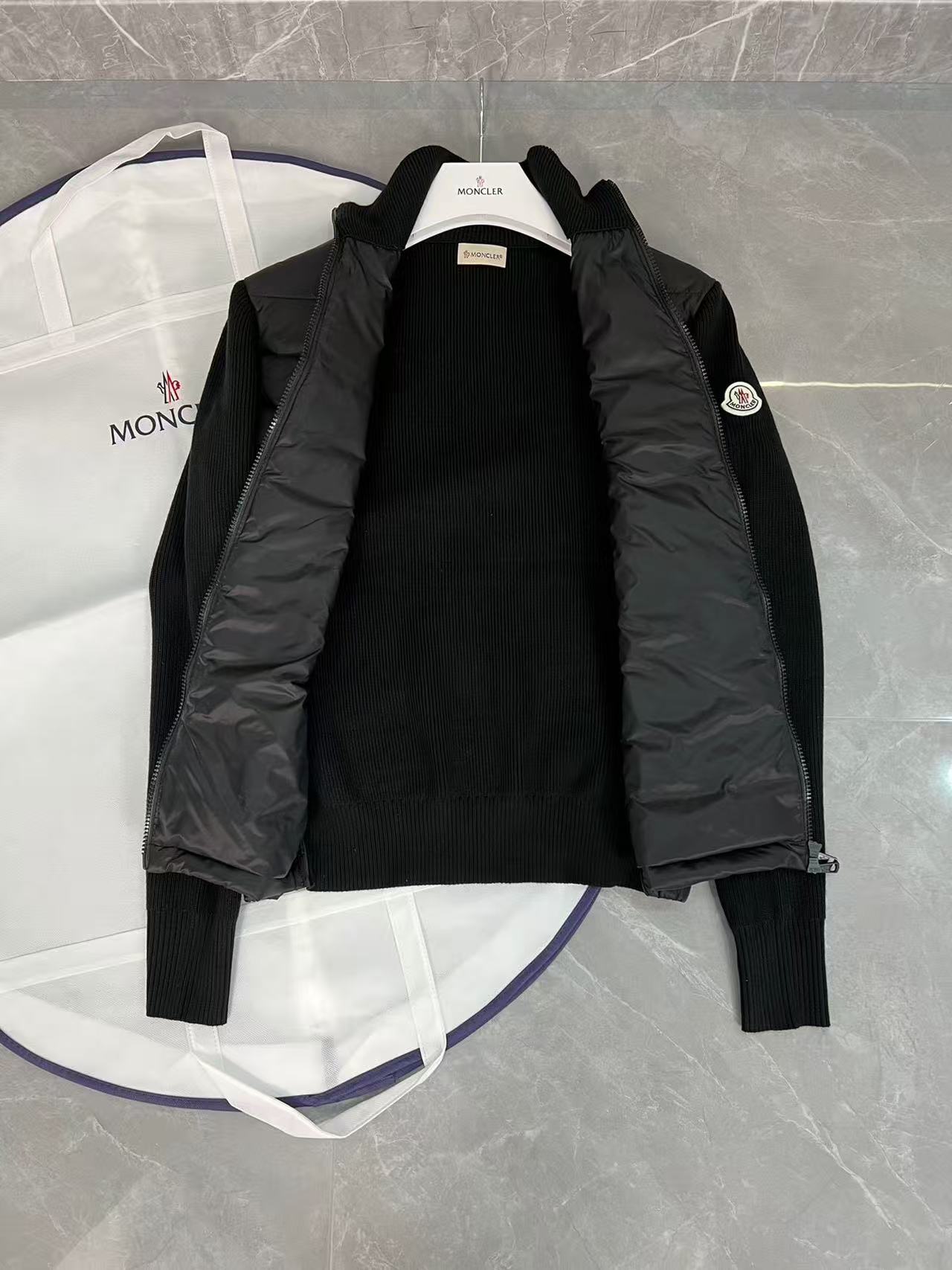 Moncler  モンクレール ダウンジャケット
