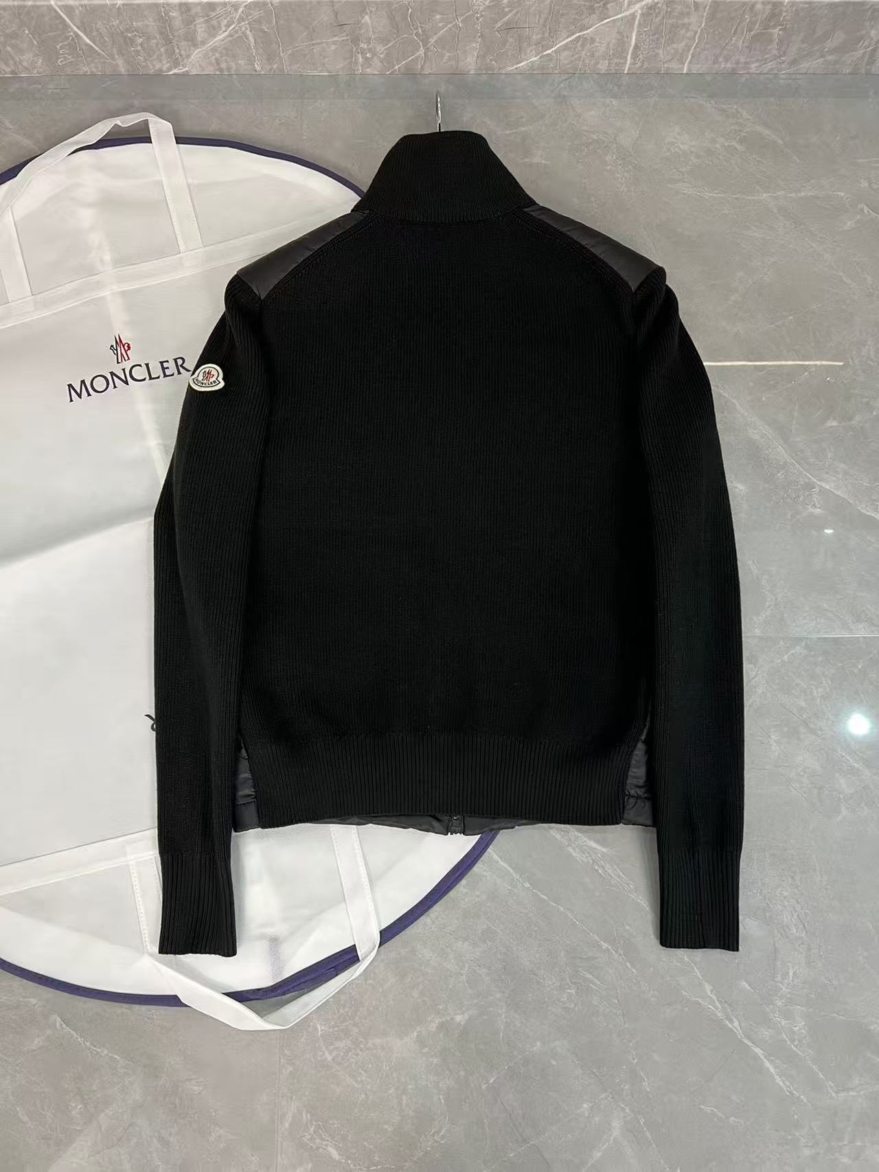 Moncler  モンクレール ダウンジャケット