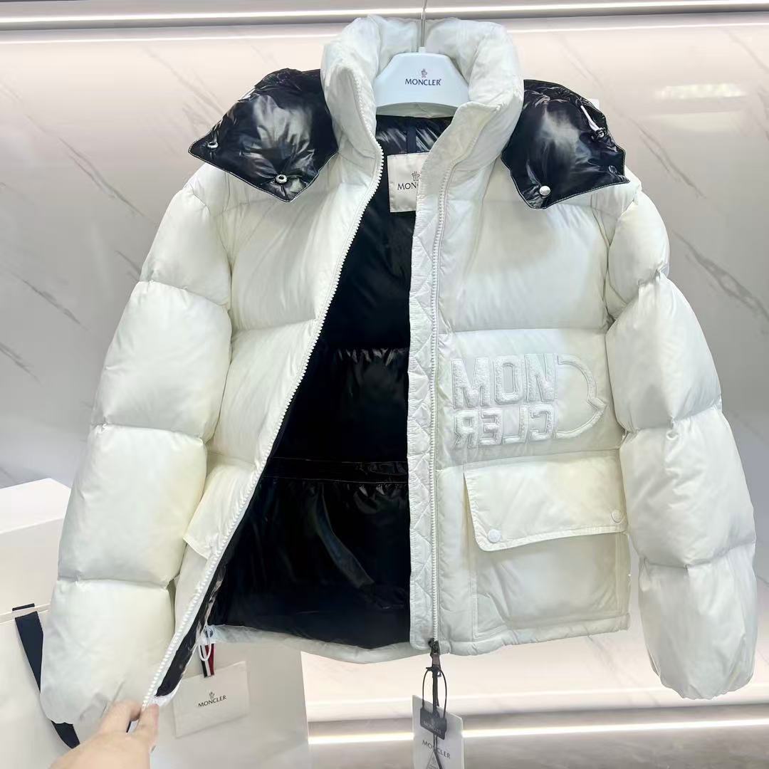 Moncler  モンクレール ダウンジャケット