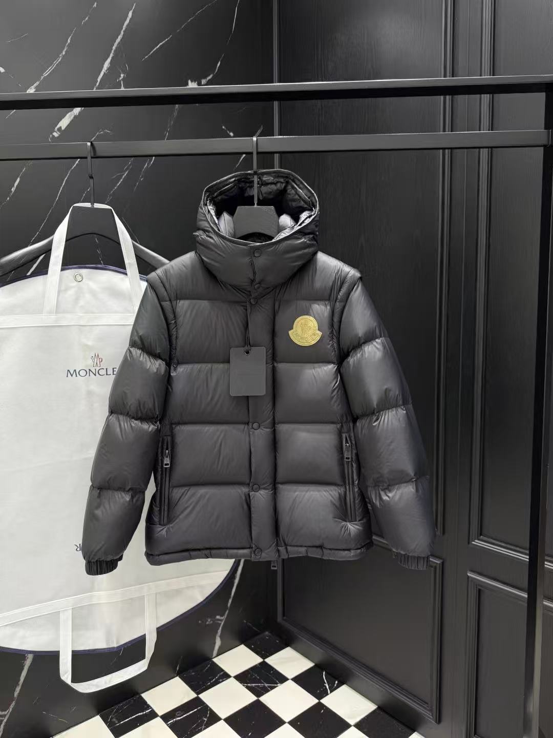 Moncler  モンクレール ダウンジャケット