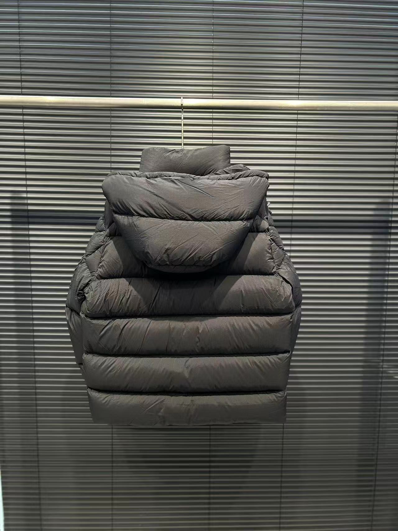 Moncler  モンクレール ダウンジャケット