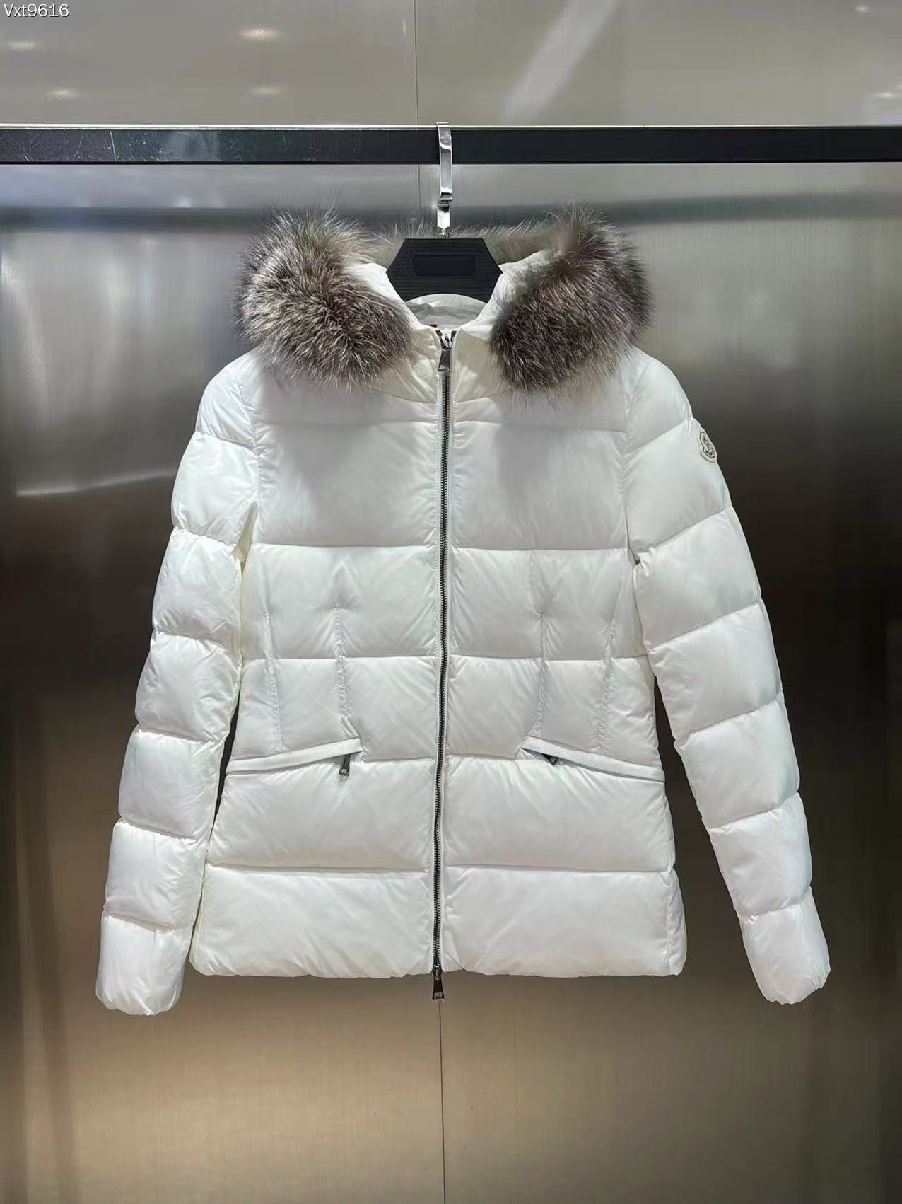 Moncler  モンクレール ダウンジャケット