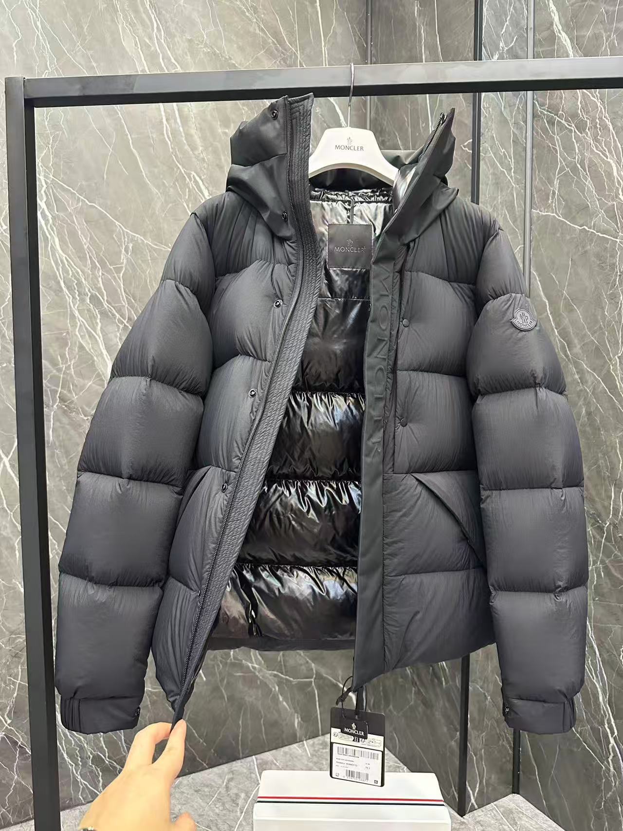 Moncler  モンクレール ダウンジャケット