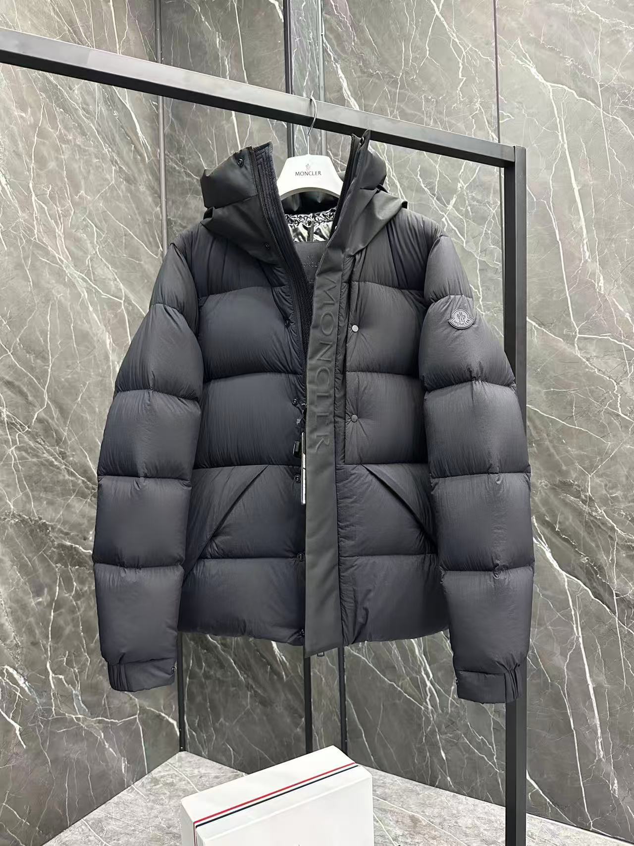 Moncler  モンクレール ダウンジャケット