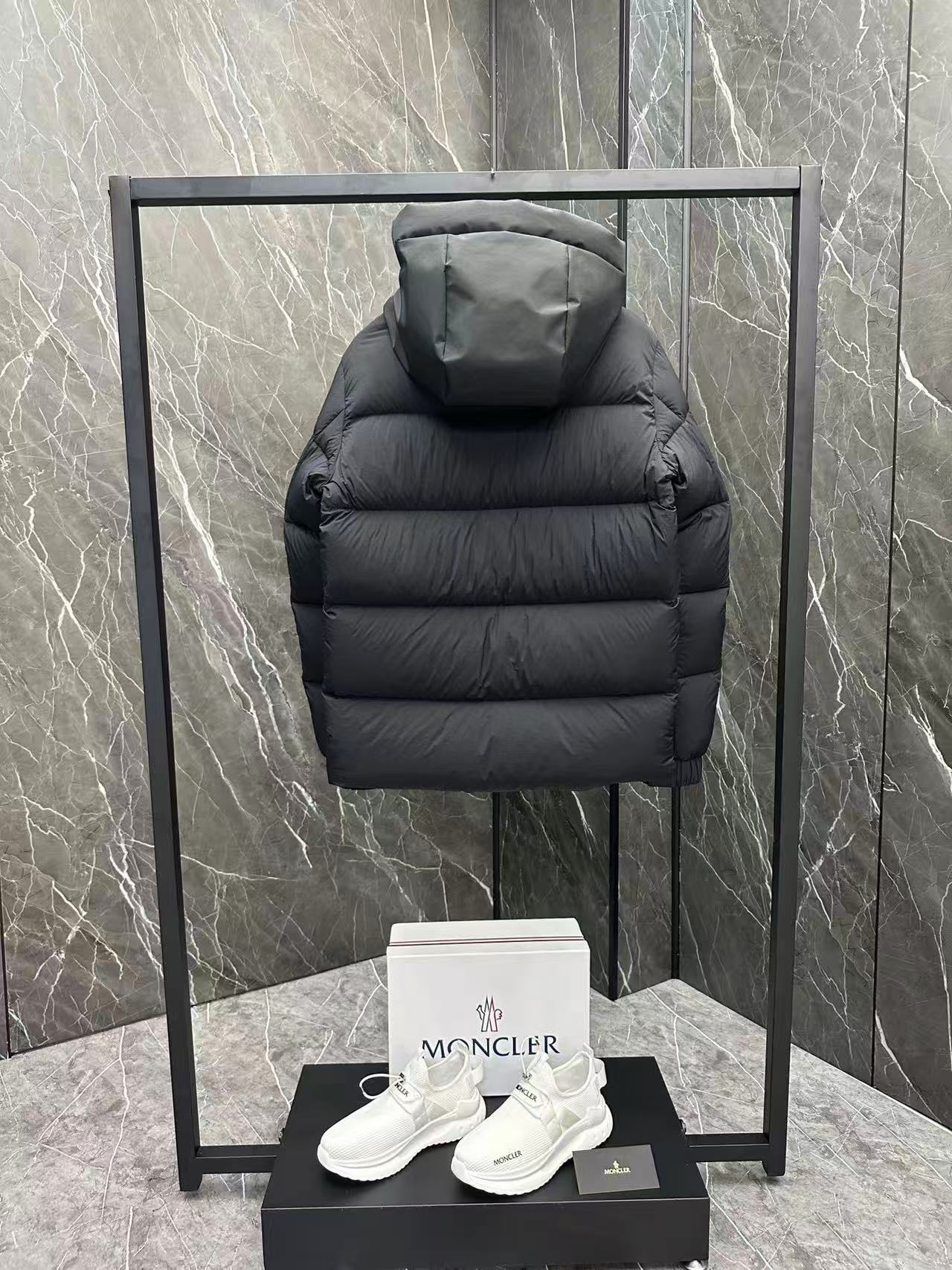 Moncler  モンクレール ダウンジャケット