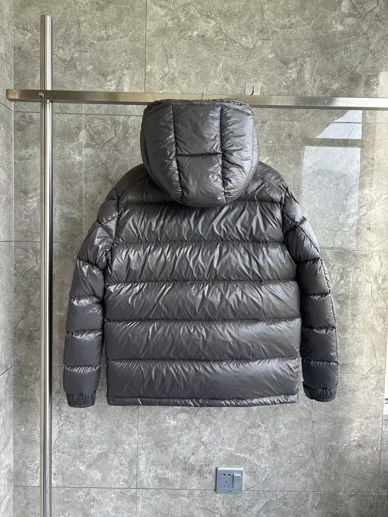 Moncler  モンクレール ダウンジャケット