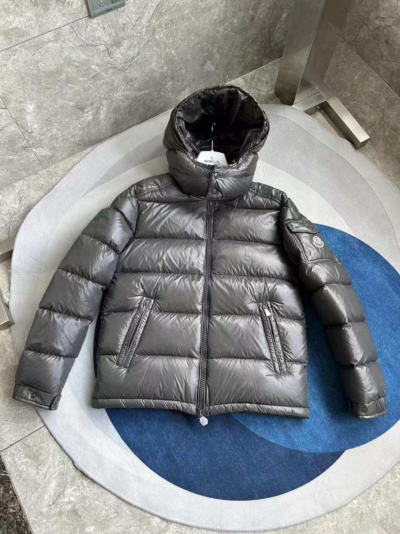 Moncler  モンクレール ダウンジャケット