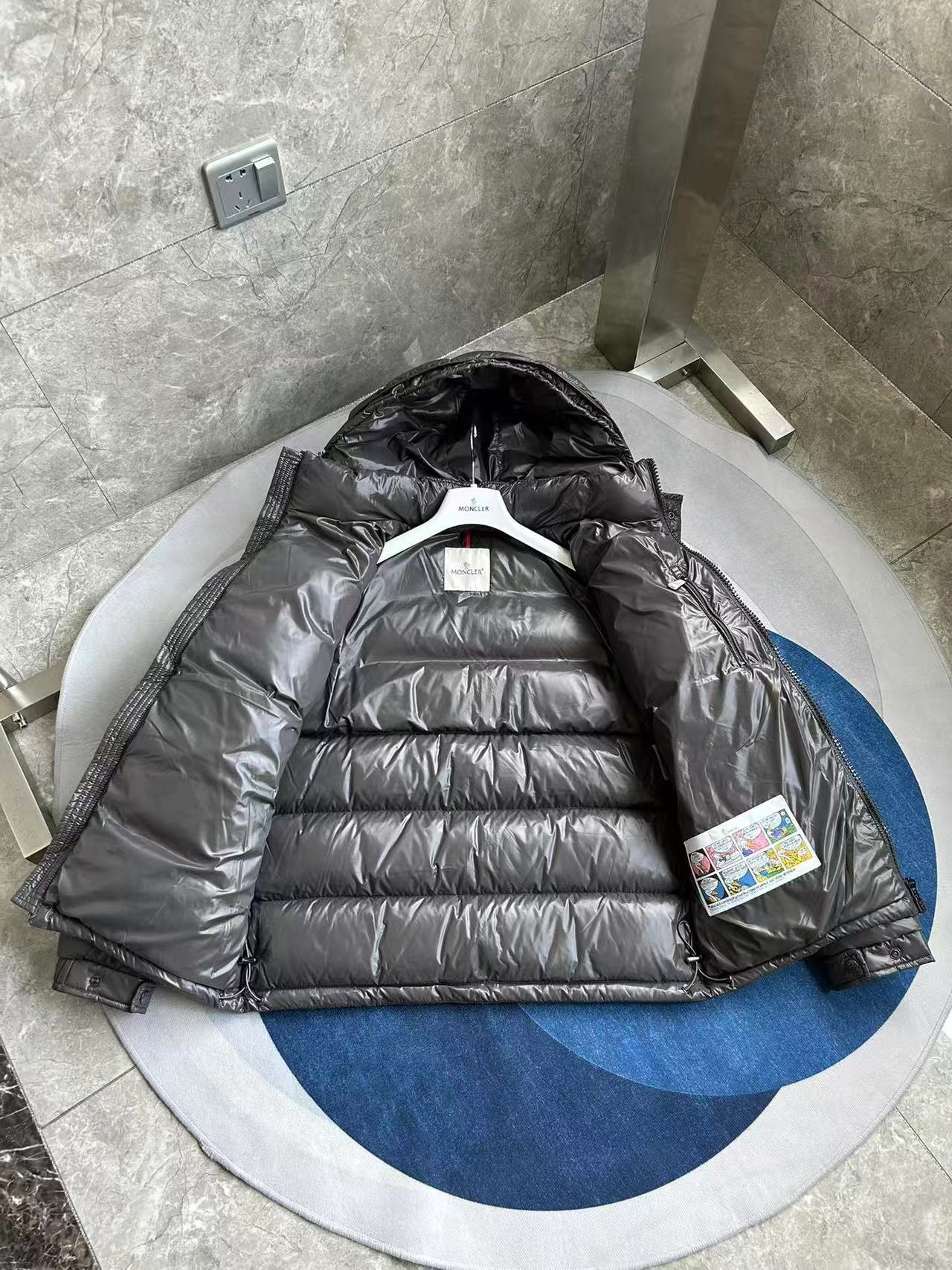 Moncler  モンクレール ダウンジャケット