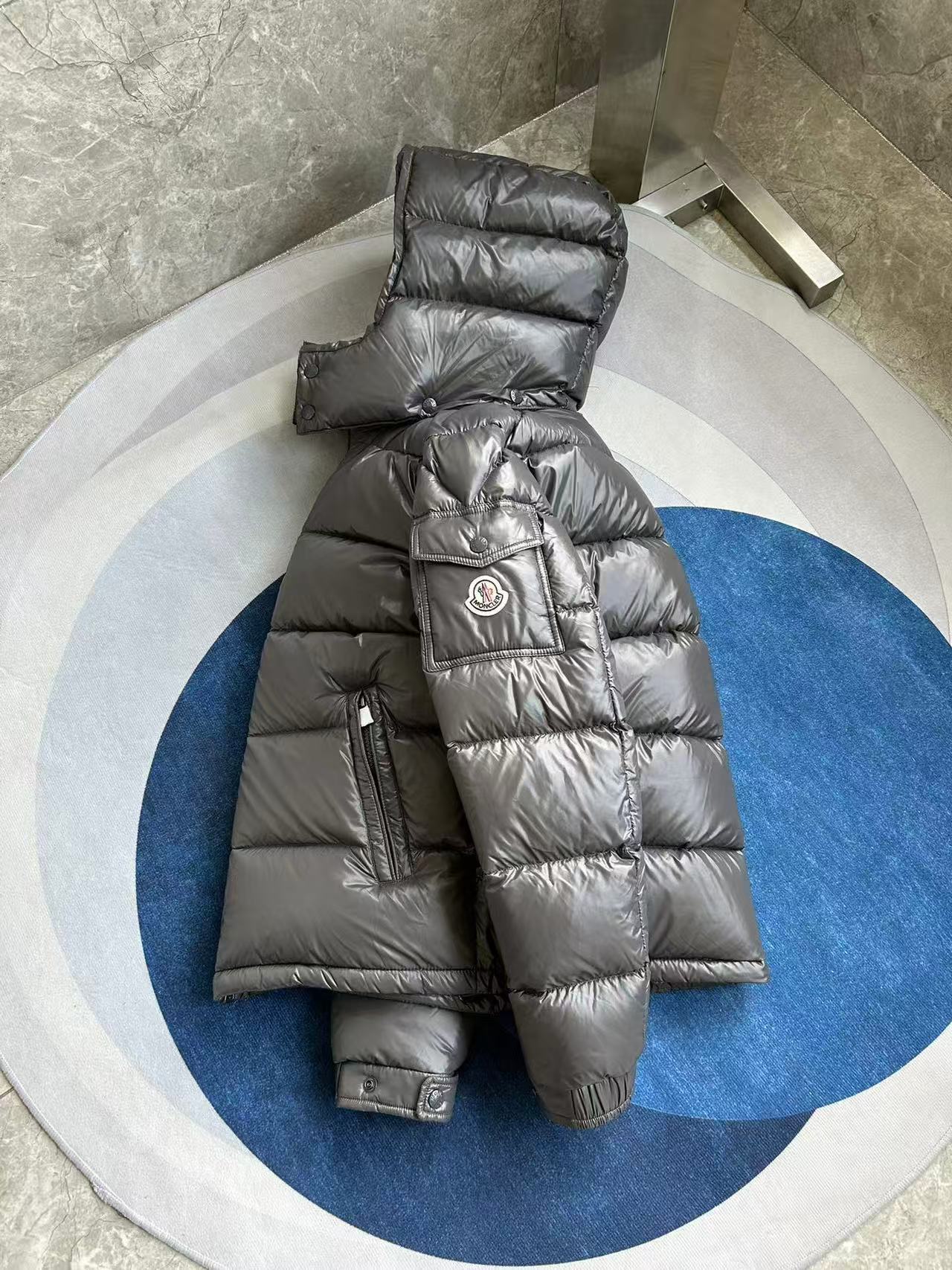 Moncler  モンクレール ダウンジャケット