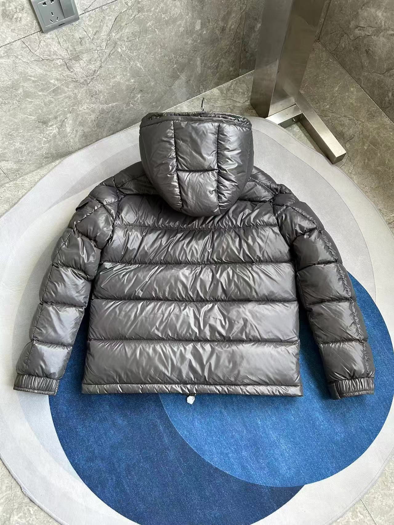 Moncler  モンクレール ダウンジャケット