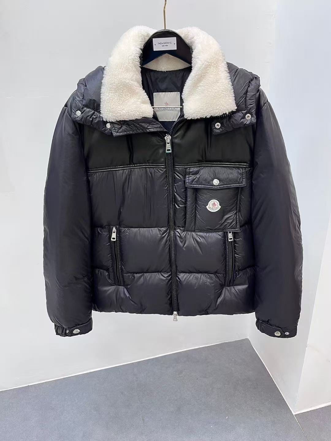 Moncler  モンクレール ダウンジャケット