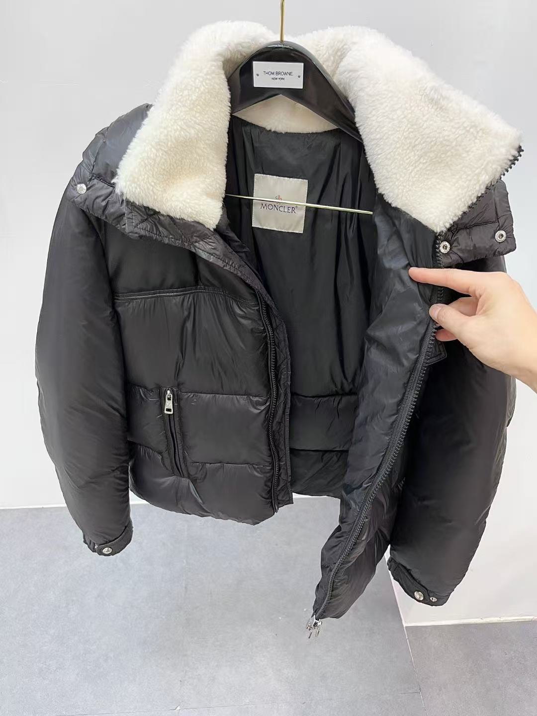 Moncler  モンクレール ダウンジャケット