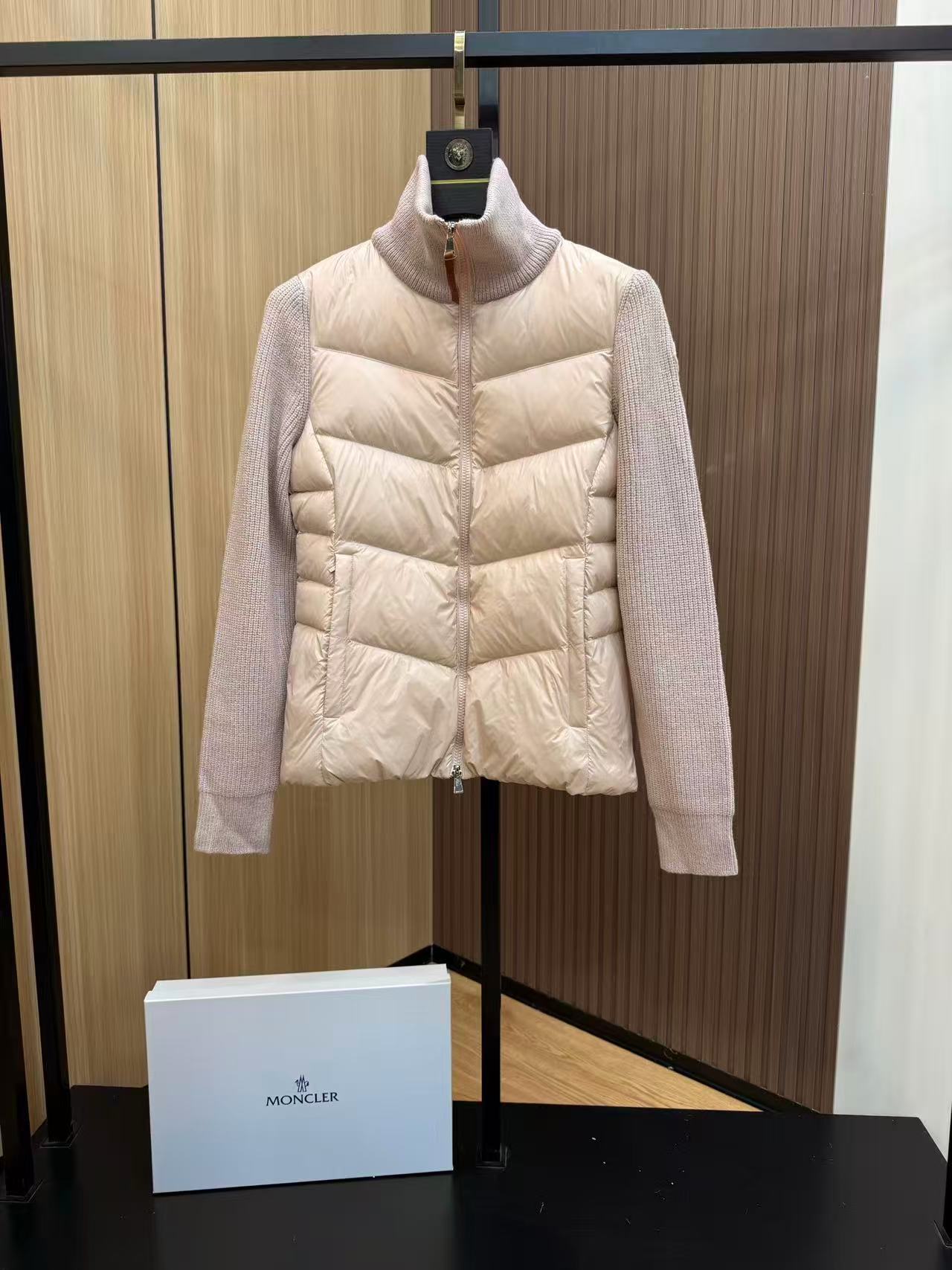 Moncler  モンクレール ダウンジャケット