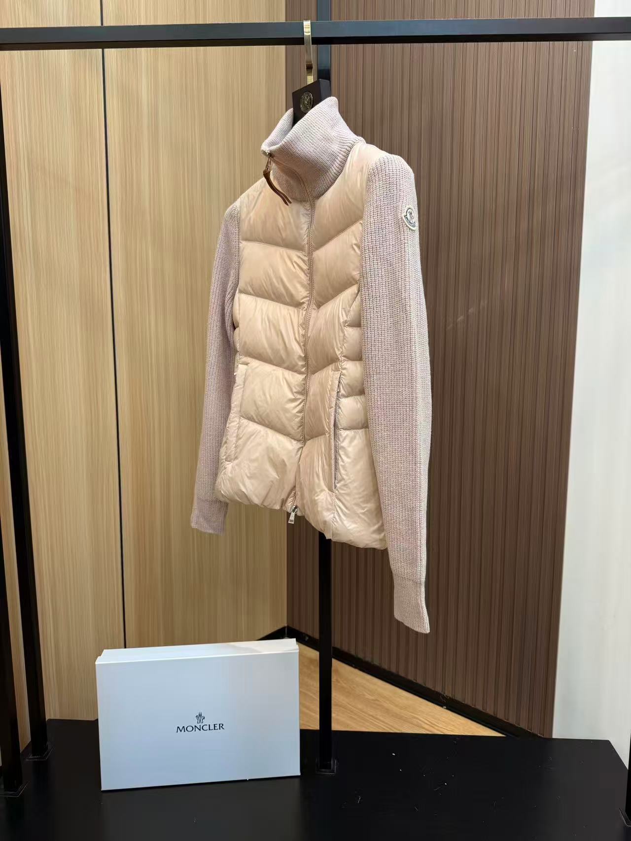 Moncler  モンクレール ダウンジャケット