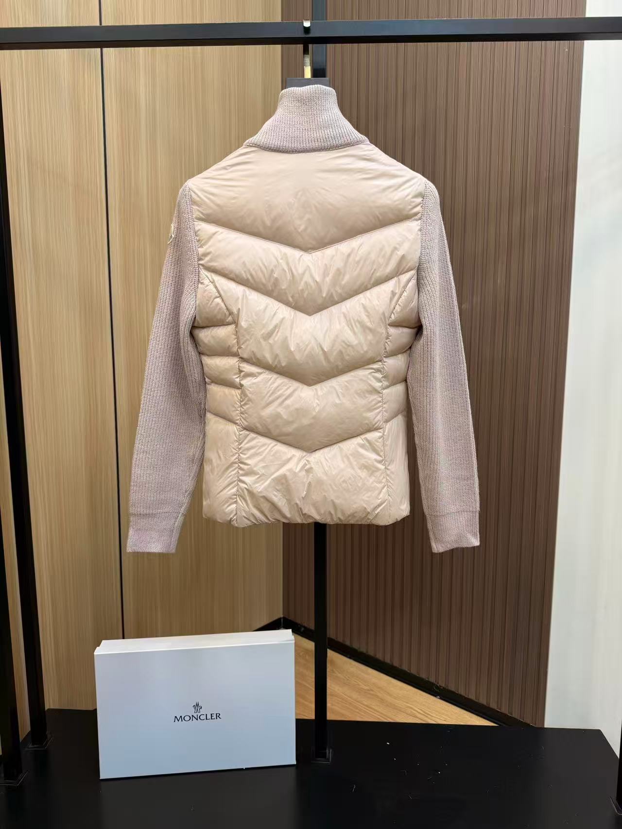 Moncler  モンクレール ダウンジャケット