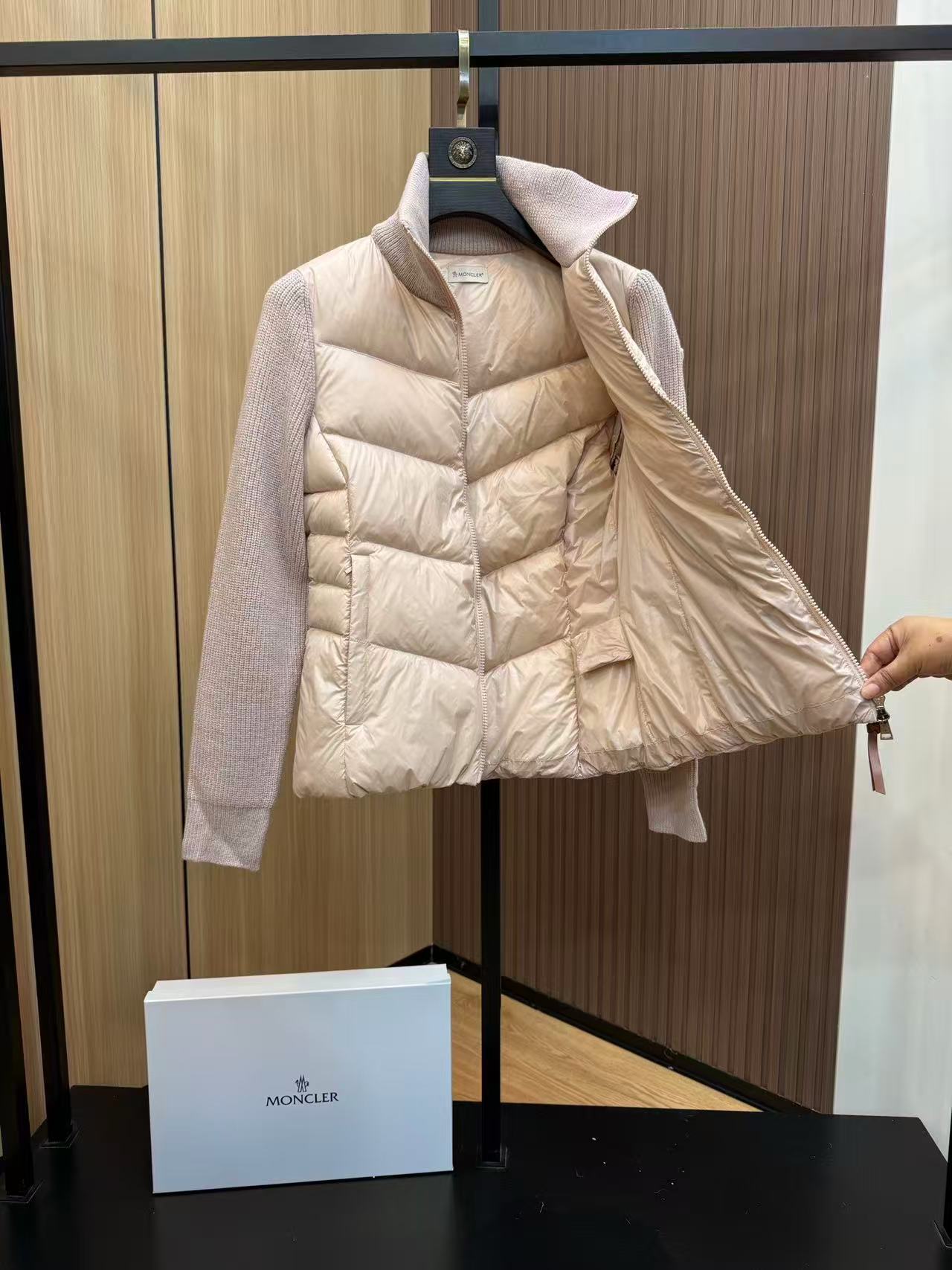 Moncler  モンクレール ダウンジャケット