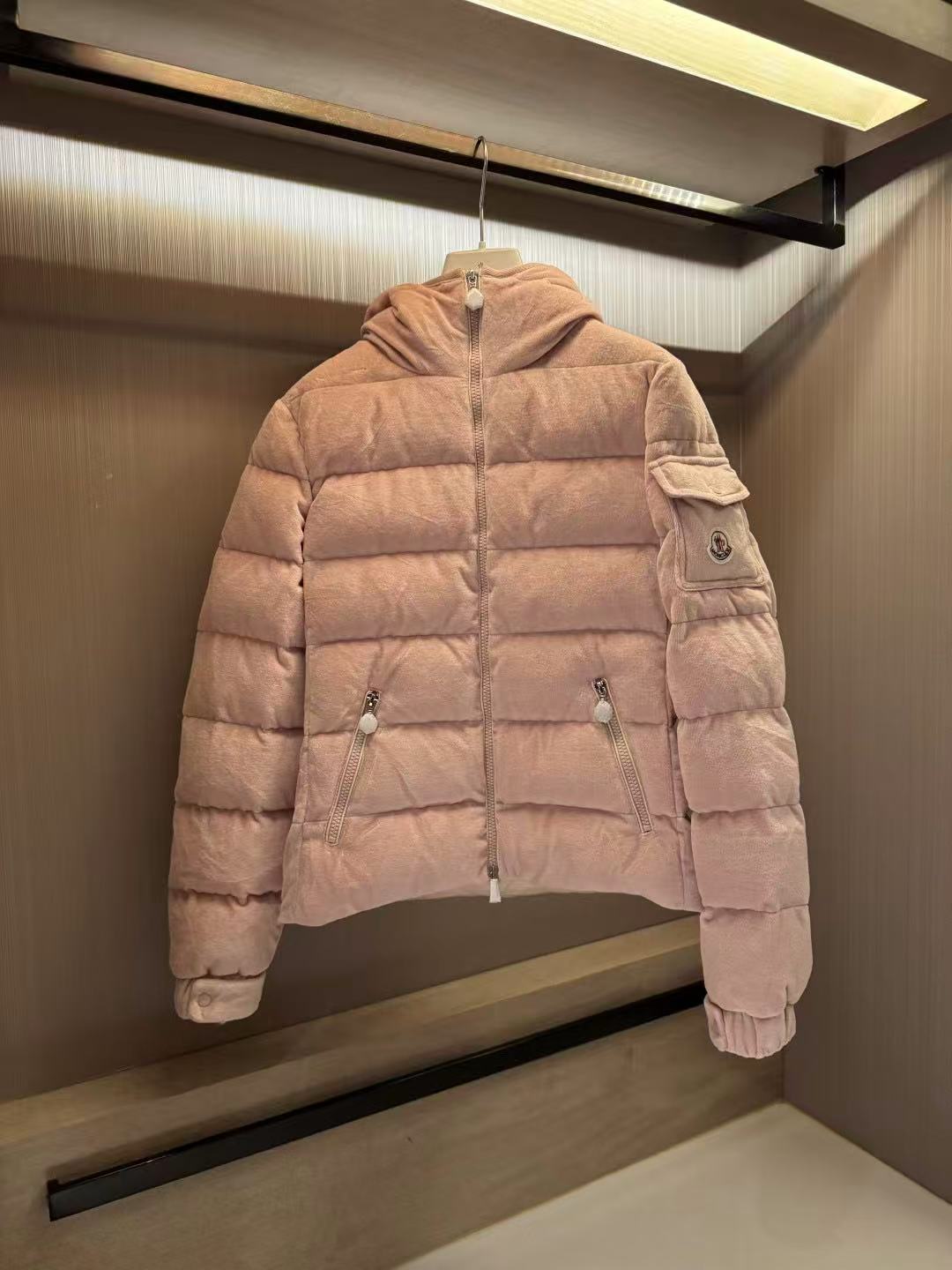 Moncler  モンクレール ダウンジャケット