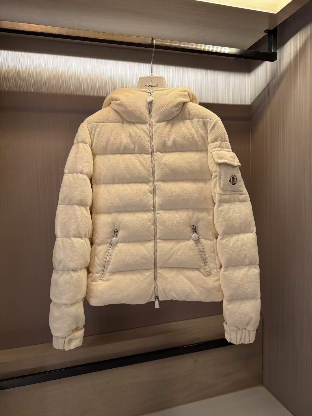 Moncler  モンクレール ダウンジャケット