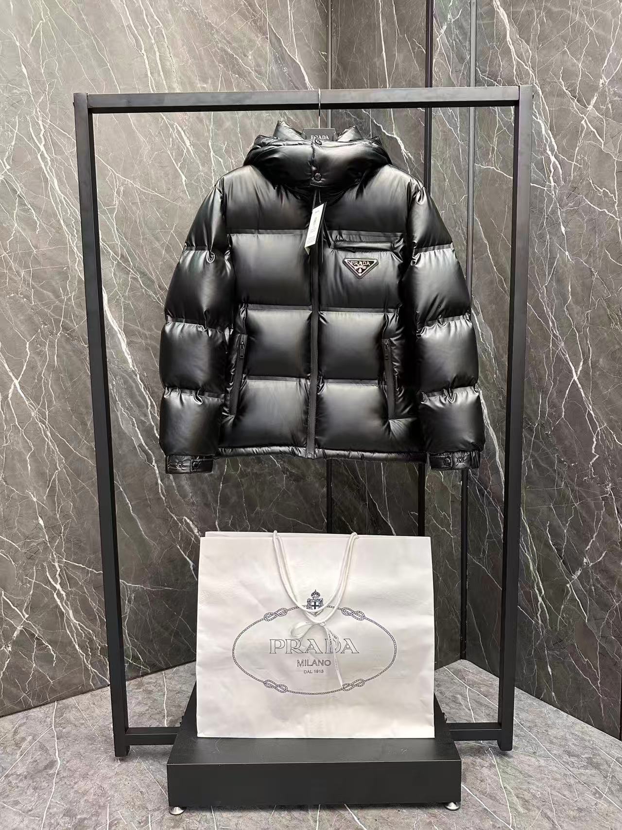 Prada  プラダ ダウンジャケット