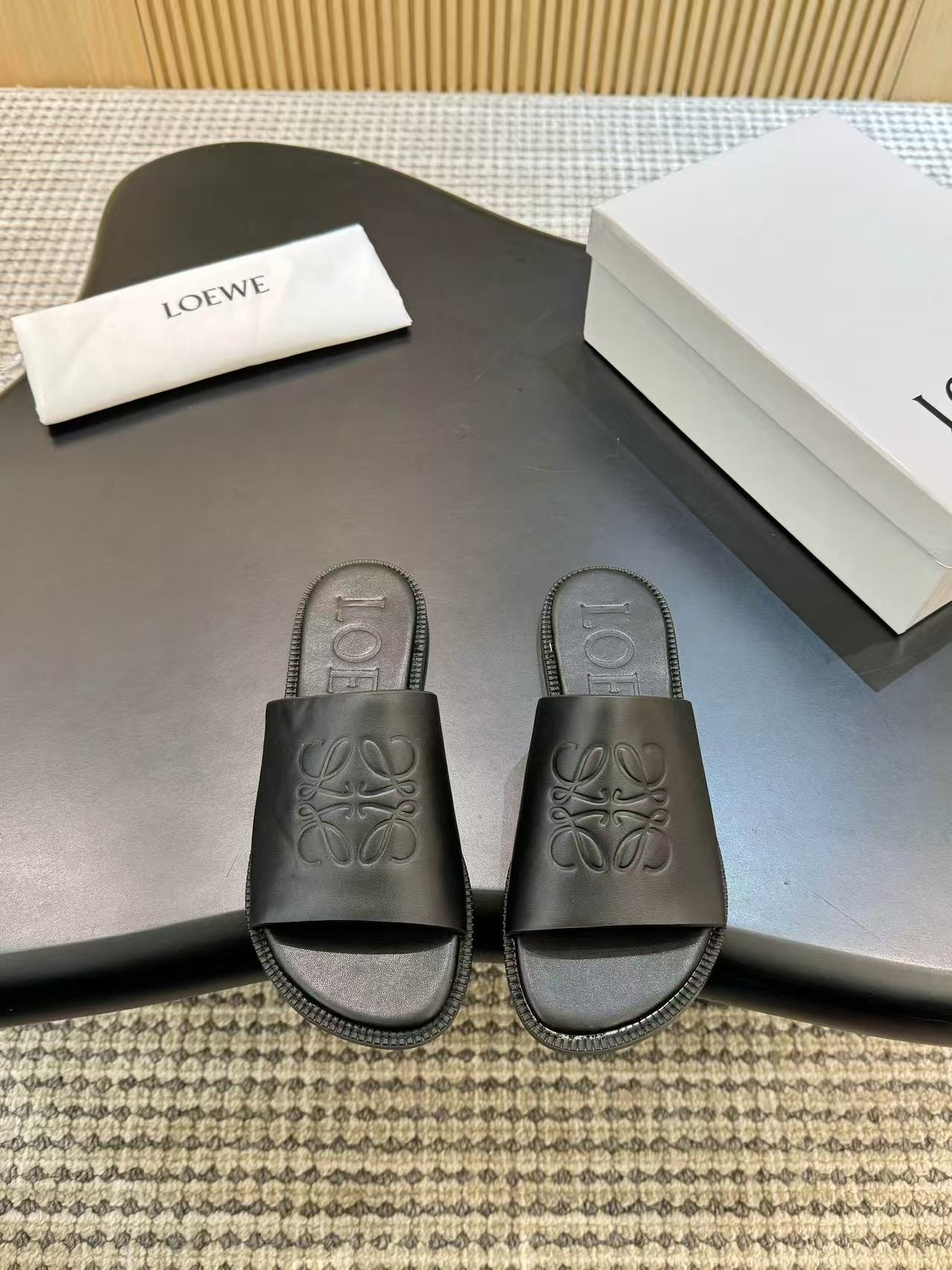 Loewe フレックス アナグラム スライド（ソフトカーフ）