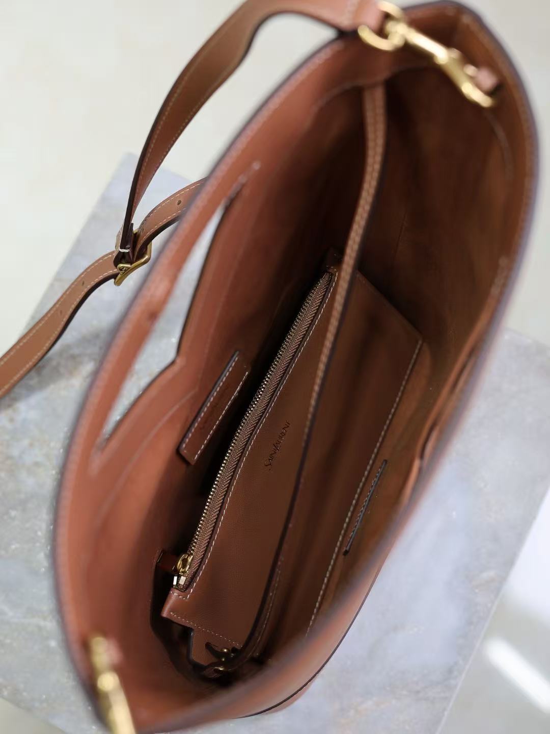 Saint Laurent サンローラン スモールバケット（レザー）