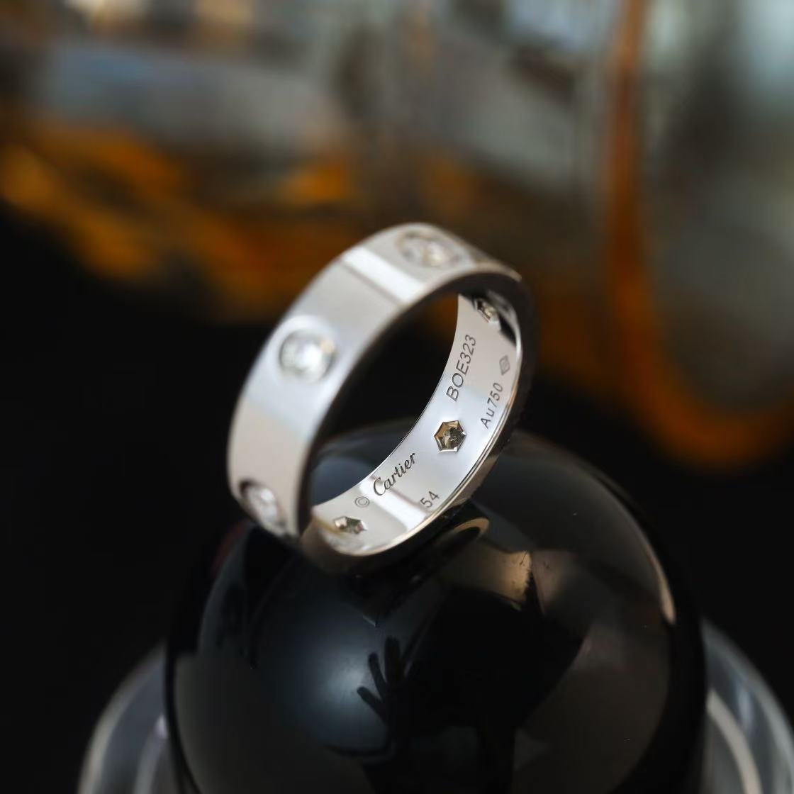 Cartier Love リング、スモールモデル、ダイヤモンド8石