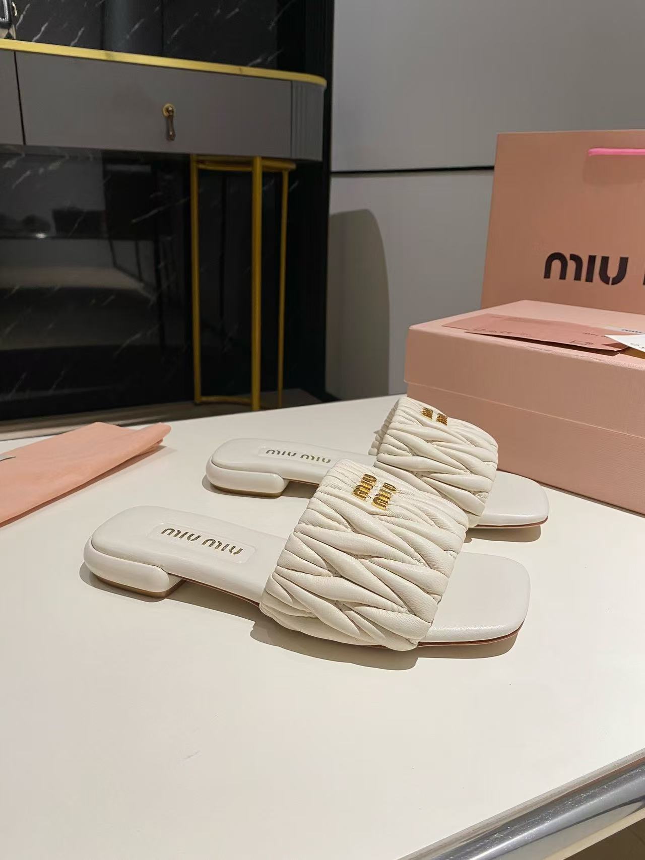 miumiu マテラッセレザー スライドサンダル