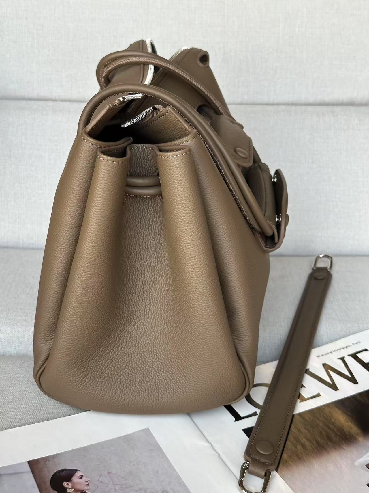 Loewe マドリードバッグ ミディアム（サプルグレインカーフ）