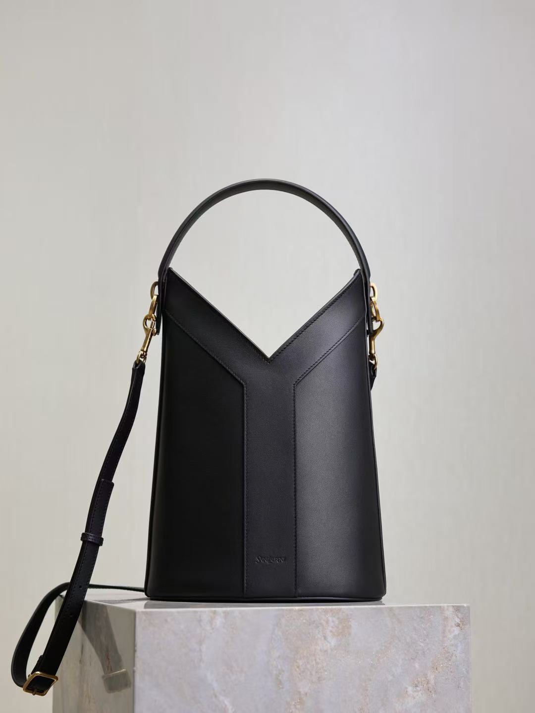Saint Laurent サンローラン トップハンドル バケットバッグ（レザー）