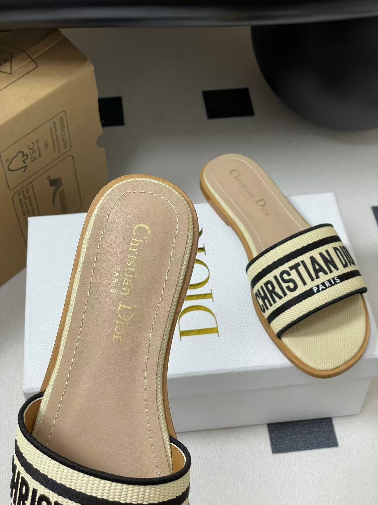 DIOR スライド ラフィア & エンブロイダリー コットン