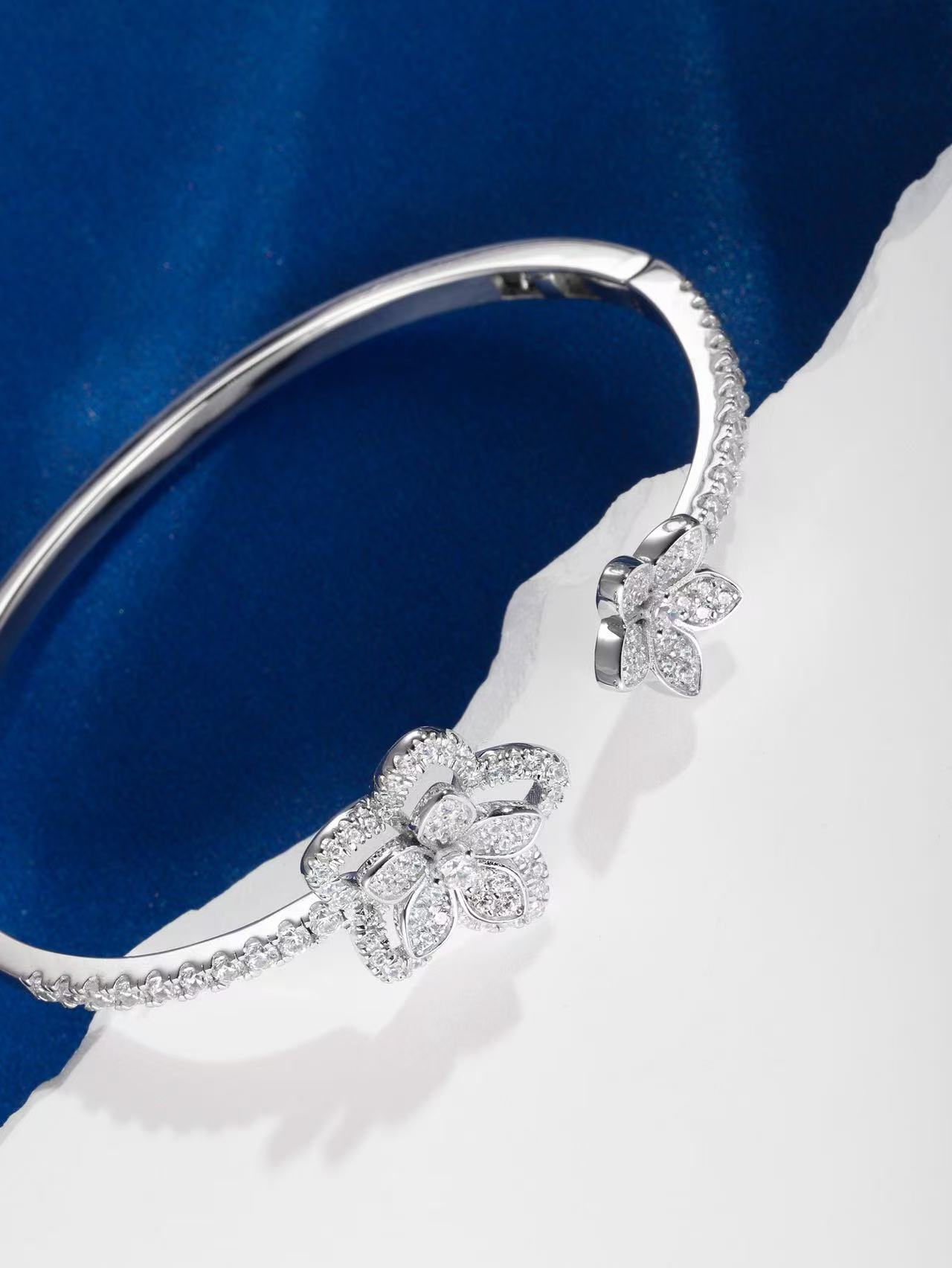 Graff ワイルドフラワー オープン ダイヤモンド バングル