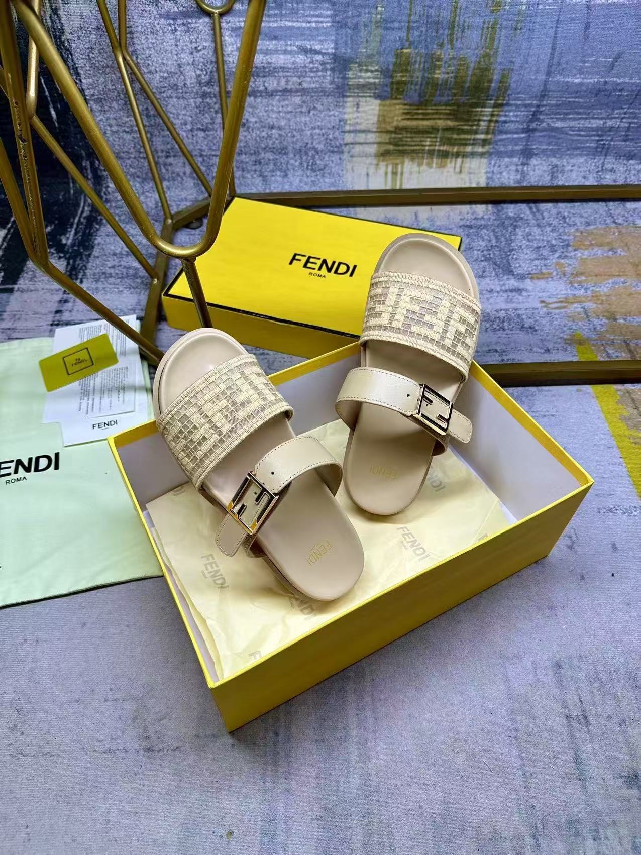 Fendi フェンディ フィール メッシュサンダル ラフィアヤシ製FF刺繍入り