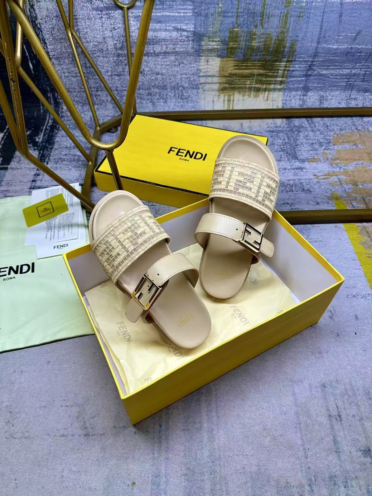 Fendi フェンディ フィール メッシュサンダル ラフィアヤシ製FF刺繍入り